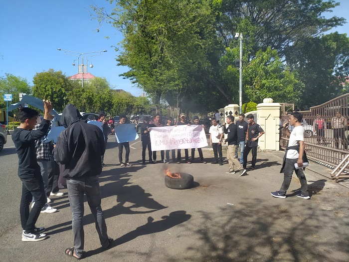 Aksi Unjuk Rasa Aliansi Pergerakan Mahasiswa Aceh Tenggara di halaman gedung DPRA, Kamis (11/5/2023). (Foto: Nukilan/Azril)