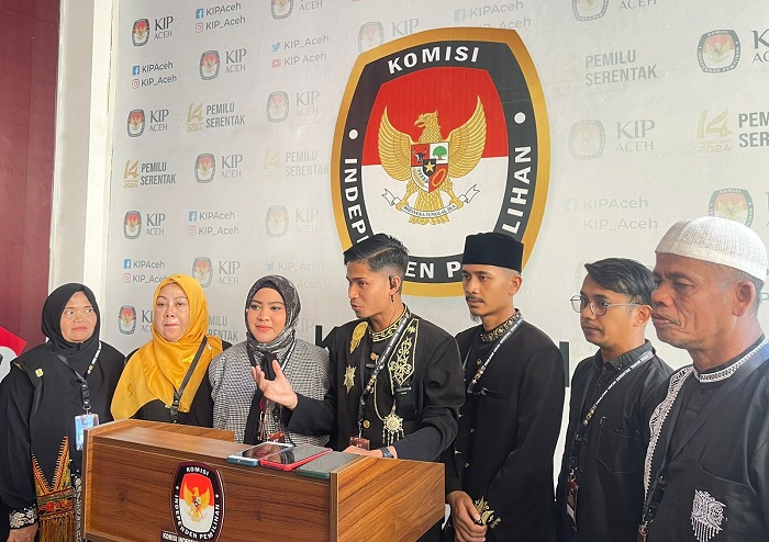 Rahmat Razi Aulia beserta LO dan rombongan saat konferensi pers di kantor KIP Aceh, Jum'at (12/5/2023). (Foto: Nukilan/Azril)