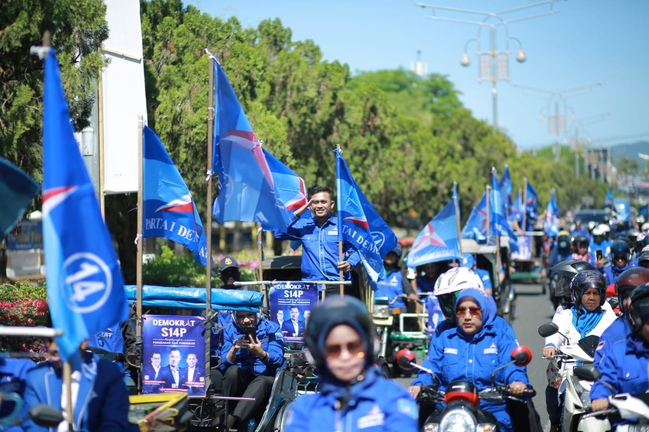 Diiringi Konvoi dan Dalail Khairat, Demokrat Daftar Bacaleg ke KIP Aceh