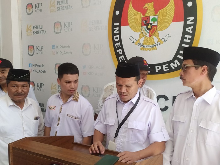 DPD Gerindra Aceh saat konferensi pers di KIP Aceh, Sabtu (13/4/2023). (Foto: Nukilan/Azril)