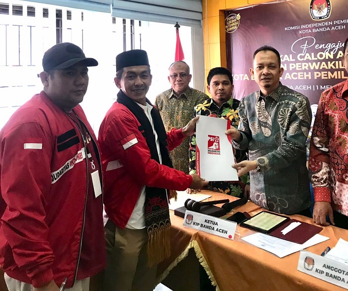 Razikin Resmi Daftarkan Diri Sebagai Bacaleg dari Partai PSI ke KIP Banda Aceh. (Foto: Ist)