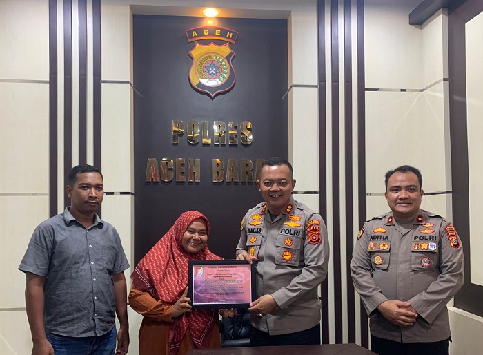 Yayasan Lembaga Bantuan Hukum Keadilan Indonesia Perwakilan Aceh Barat (YLBH-KI Aceh Barat) melalui divisi perempuan dan anak, menyerahkan penghargaan kepada Kapolres Aceh Barat, AKBP Pandji Santoso, S.I.K, M.Si. Senin (22/5/23). (Foto: Ist)