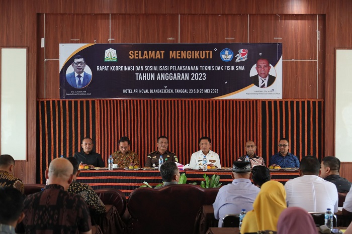 Rapat Koordinasi dan Sosialisasi Pelaksanaan Teknis Dana Alokasi Khusus (DAK) Fisik SMA Tahun Anggaran 2023 resmi dibuka oleh Kepala Dinas Pendidikan Aceh, Drs. Alhudri, MM. Acara yang berlangsung pada Rabu, 24 Mei 2023, dihadiri oleh para kepala SMA penerima DAK 2023. (Foto: Ist)