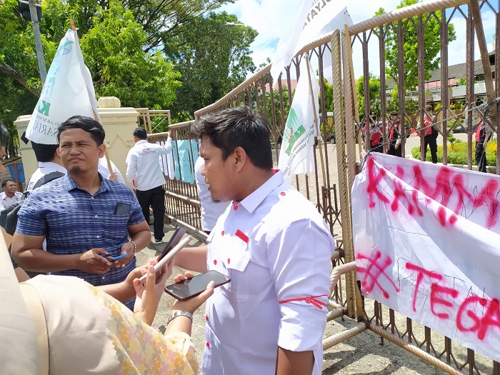 Koordinator Lapangan Aksi Unjuk Rasa KAMMI Aceh di halaman Gedung DPRA, Shibaghatullah Ar-rasyid, Jum'at (26/5/2023). (Foto: Nukilan/Azril)