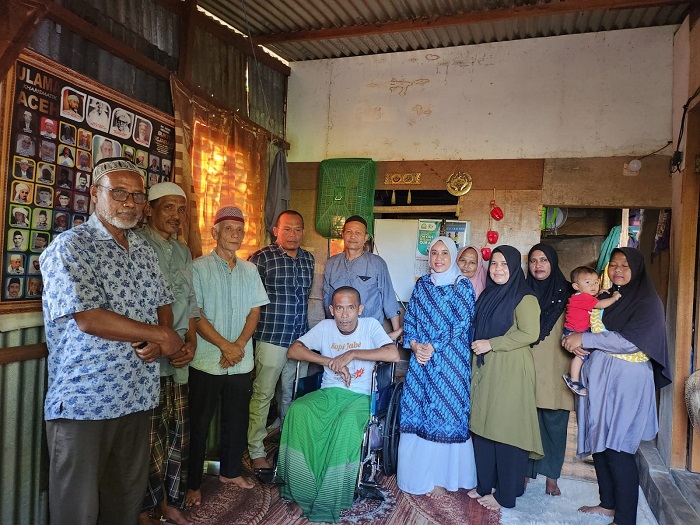 Sekretaris Dewan Pimpinan Cabang (DPC) Partai Demokrat Aceh Besar, Hj Rida Ariani, AMK menyerahkan bantuan kursi roda kepada warga lumpuh asal Lamkeumoh, Pekan Bada, Aceh Besar, Minggu (28/5/2022). (Foto: Ist)