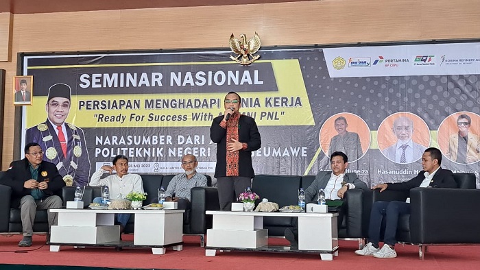Politeknik Negeri Lhokseumawe (PNL) sukses menggelar Seminar Nasional Persiapan Menghadapi Dunia Kerja dengan tema, Ready For Success With Alumni PNL. Kegiatan tersebut dilaksanakan di Aula Lantai III Gedung Utama PNL Jumat, (26/05/2023). (Foto: Ist)