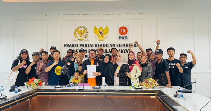 Anggota Komisi III DPR-RI dari Fraksi PKS, M. Nasir Djamil menerima aspirasi dan diskusi bersama anggota Paguyuban Korban UU ITE (Paku ITE). Ada sebanyak 25 orang korban kriminalisasi UU ITE yang hadir dari berbagai daerah di Indonesia dengan bermacam permasalahan tersandung UU ITE pada Senin, (29/5/2023). ruang meeting Gedung Nusantara I Lantai 3 DPR-RI. (Foto: Ist)