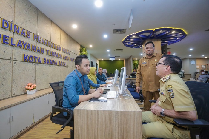 Penjabat (Pj) Walikota Banda Aceh Bakri Siddiq melakukan kunjungan ke Mal Pelayanan Publik (MPP). (Foto: Ist)
