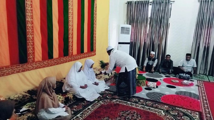 Cabang Dinas Pendidikan bersama Dharma Wanita Persatuan Wilayah Aceh Timur mempeusijuek calon jemaah haji tahun 1444 H di Aula SMA Negeri 1 Idi, Jum'at, (19/5/2023). (Foto: Ist)