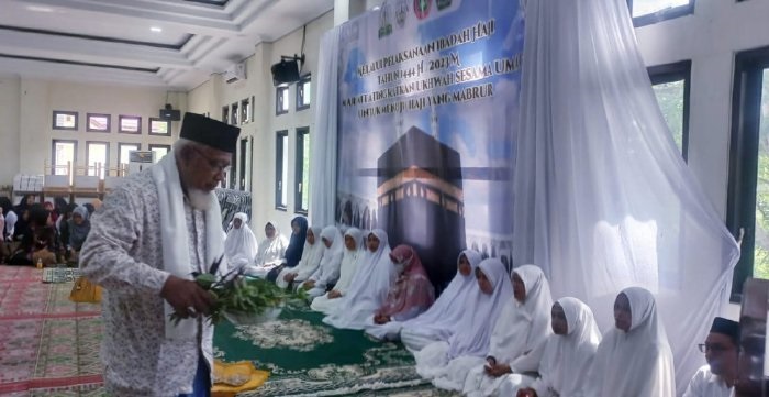 Cabang Dinas Pendidikan Wilayah Kota Lhokseumawe melakukan peusijuek dan doa bersama 24 calon jemaah haji guru Kota Lhokseumawe di aula setempat pada Jumat, 19 Mei 2023. (Foto: Ist)