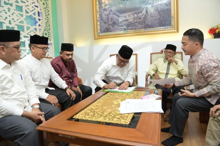 Sekretaris Daerah (Sekda) Aceh, Bustami, mengharapkan kepengurusan yayasan Masjis Raya Baiturrahman dapat memaksimalkan pengelolaan aset waqaf yang dimiliki masjid kebanggaan masyarakat Aceh itu. Aset waqaf harus bermanfaat untuk keperluan dan kebutuhan masjid. (Foto: Ist)