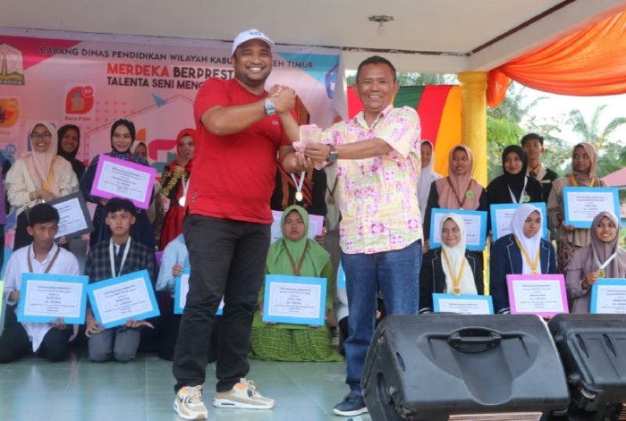 Kepala Cabang Dinas Pendidikan Wilayah Aceh Timur, Rahmatsah Putra, memberikan bonus tambahan berupa uang sejumlah Rp. 1.000.000 kepada peraih juara umum. (Foto: Ist)