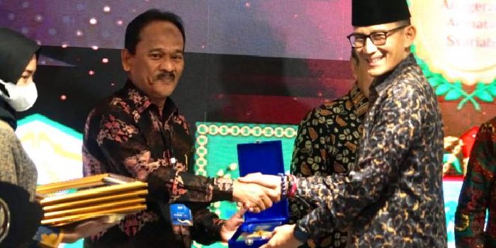 Pemerintah Aceh kembali menorehkan prestasi di tingkat Nasional. Kali ini, Provinsi di bawah kepemimpinan Penjabat Gubernur Achmad Marzuki itu berhasil membawa pulang penghargaan dari ajang Anugerah Adinata Syariah. (Foto: Ist)