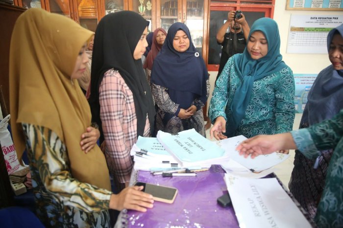 Pj Ketua TP-PKK Aceh Besar, Cut Rezky Handayani, SIP. MM saat meninjau kantor PKK dalam rangka persiapan lomba desa tingkat provinsi di Gampong Lubok Batee, Kamis, (04/05/2023). (Foto: Ist)