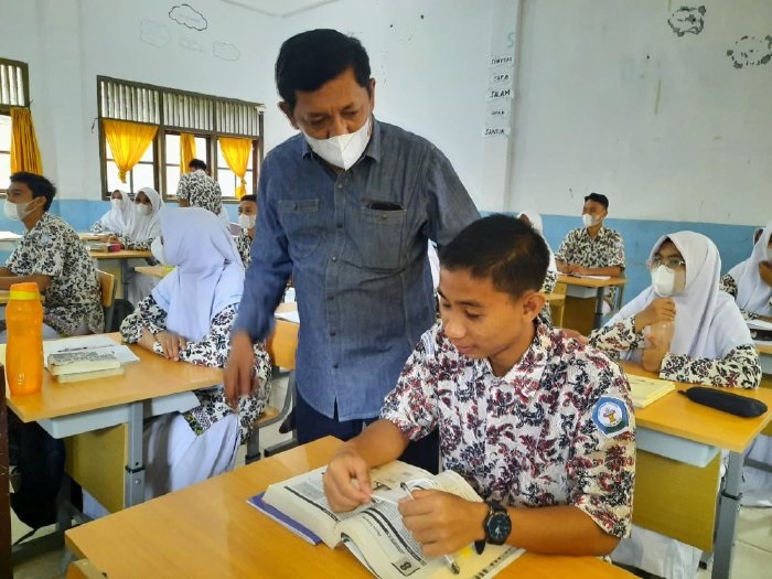 Kadis Pendidikan Aceh, Drs. Alhudri, MM saat meninjau proses belajar mengajar di salah satu sekolah pedalaman di Aceh Tamiang beberapa waktu lalu. (Foto: Dok. Disdik)