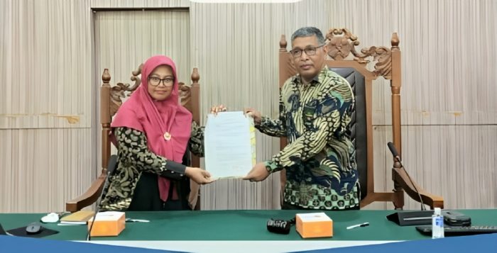 Ketua PN Sinabang, Jamaluddin SH MH menandatangani MoU dengan Kepala SLBN Simeulue, Jufniar Jaffar SP.si di Kantor Pengadilan Negeri setempat, Jum'at (10/3/2023). (Foto: Ist)