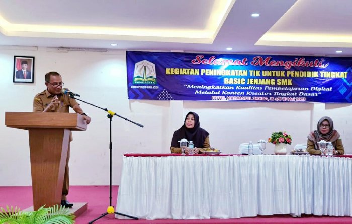 Kepala UPTD Balai Tekkomdik Aceh, T. Fariyal, S.Sos. MM saat membuka pelatihan peningkatan kompetensi TIK untuk pendidik tingkat basic jenjang SMK Tahun 2023 yang berlangsung di Banda Aceh, Selasa, (16/5/2023). (Foto: Ist)