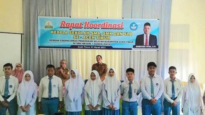 Pejabat Cabdisdik Aceh Timur foto bersama dengan sepuluh siswa peraih nilai tertinggi try out SNBT di Aceh Timur yang digelar baru-baru ini. (Foto: Dok. Humas Disdik Aceh)