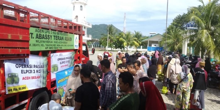 Masyarakat Peukan Bada menyerbu mobil yang membawa tabung gas elpiji 3 Kg pada operasi pasar pada hari ke-5 yang digelar Pemkab Aceh Besar bekerjasama dengan PT Pertamina Parta Niaga di Halaman Masjid Teungku Chik Mahraja Gurah, Kecamatan Peukan Bada, Selasa (1/4/2023). (Foto: Ist)