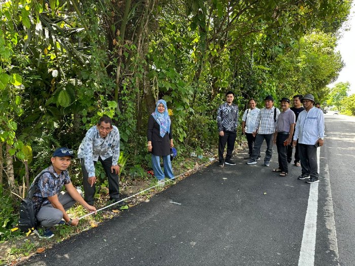 Kepala Dinas Pertanahan Aceh Besar Aliyadi, melakukan peninjauan lapangan tanah pengganti Tanah Kas Desa (TKD) yang terdampak pembangunan jalan tol Banda Aceh - Sigli di Gampong Paya Keureuleh Kecamatan Lembah Seulawah, Jumat (19/5/2023). (Foto: Ist)