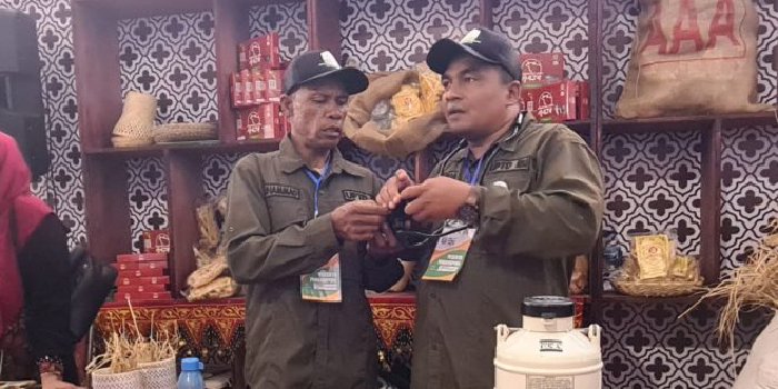 Dinas Peternakan (Disnak) Aceh terus mengembangkan Teknologi Tepat Guna (TTG) Bidang Peternakan. Salah satu inovasi yang digagas dan dipamerkan pada gelaran Pekan Nasional Kontak Tani dan Nelayan Andalan (Penas-KTNA) XVI Padang tahun 2023 adalah Visual Inseminasi Buatan Hendra (VIB-Hendra). Penyematan kata Hendra pada alat ini, berdasar pada sang inventor, yaitu Dr Hendra Saputra, Sabtu (10/6/2023). (Foto: Ist)