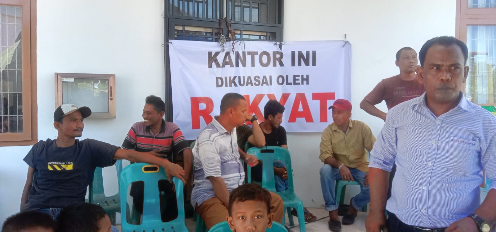 Masyarakat Segel Kantor Geuchik Gampong Rukoh Banda Aceh
