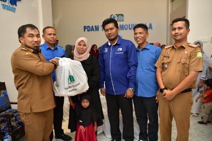 Pj Bupati Aceh Besar, Muhammad Iswanto Bersama Dirut PDAM Tirta Mountala Aceh Besar, Camat Ingin Jaya, Ali Akbar menyerahkan sembako dan bansos kepada Masyarakat Gampong Siron dan Pasie Lamgarot Kecamatan Ingin Jaya, Kabupaten Aceh Besar. (Foto: Ist)