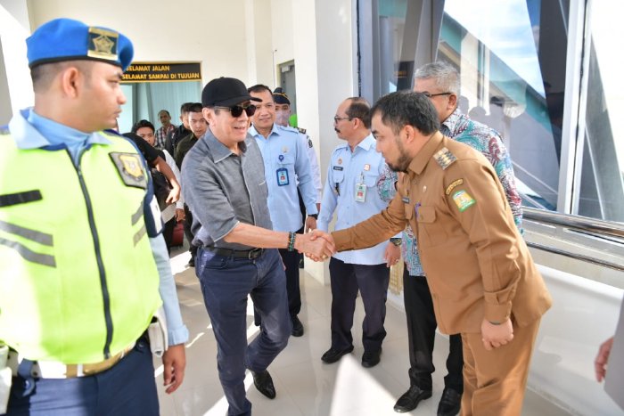 Pj Bupati Aceh Besar, Muhammad Iswanto SSTP MM menyambut kedatangan Menkumham RI, Yasonna H Laoly, di Bandara Internasional Sultan Iskandar Muda, Blang Bintang, Aceh Besar, Senin (26/06/2023). (Foto: Ist)