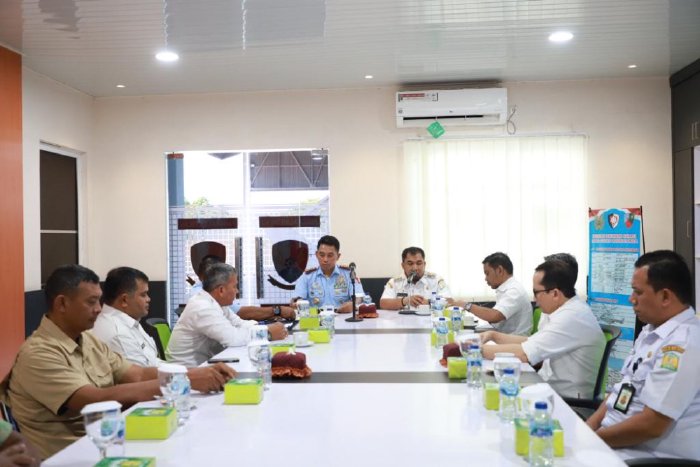 Pj Bupati Aceh Besar Muhammad Iswanto, S.STP, MM bersama Danlanud SIM Kolonel Pnb Yoyon Kuscahyono, S.Sos., di dampingi Ketua KONI Aceh Besar Muhibuddin (Ucok) dan Kepala OPD terkait Rakor persiapan venue paralayang dalam rangka persiapan PON XXI/202. (Foto: Ist)