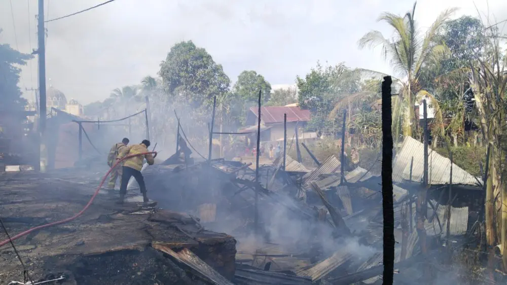 8 Unit Kios Berkontruksi Kayu di Blang Bintang Terbakar