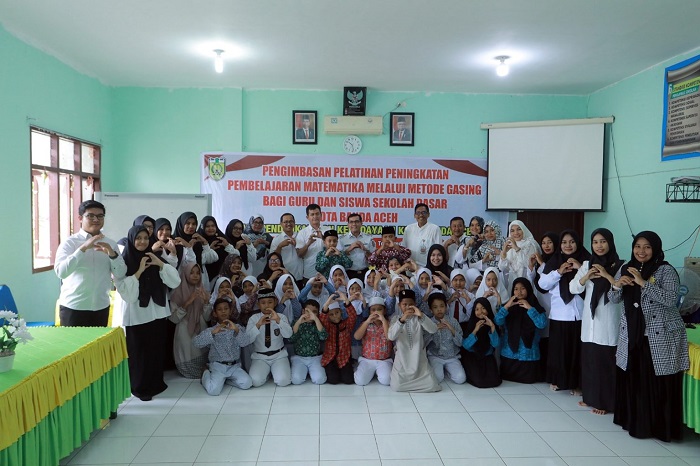 Pj Wali Kota Banda Aceh Bakri Siddiq melakukan monitoring dan evaluasi (monev) pengimbasan matematika Gasing di SDN 2 Banda Aceh, Punge Jurong, Meuraxa, pada Rabu 31 Mei 2023. (Foto: Ist)