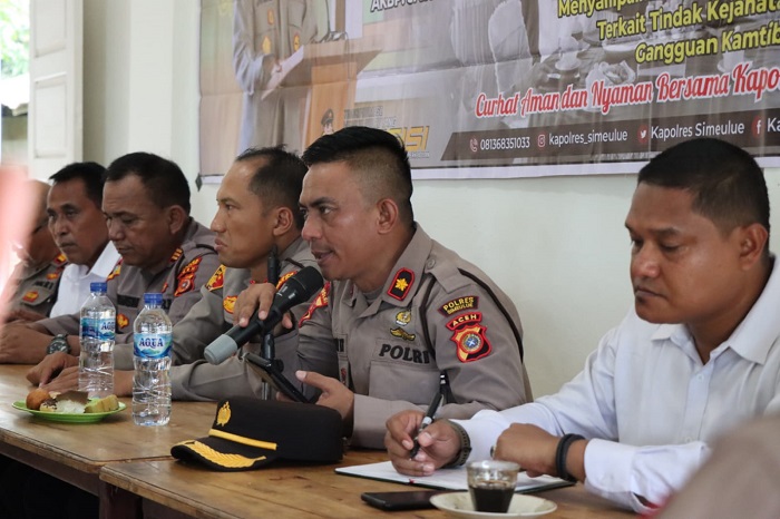 Polisi Resort (Polres) Kabupaten Simeulue membentuk kegiatan Forum Aduan masyarakat kepada polisi dengan sebutan Jumat Curhat, diadakan setiap hari Jumat disetiap minggunya. Pelaksanaan kali ini berlokasi di salah satu warung kopi bernama Edi Bes yang berlokasi di Desa Air Dingin Kecamatan Simeulue Timur pada Jumat (2/6/2023). (Foto: Ist)