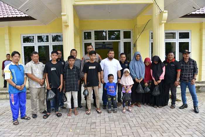 Pengurus Persatuan Wartawan Indonesia (PWI) Kabupaten Aceh Besar bersama Forum Koordinasi Pimpinan Daerah (Forkopimda) Aceh Besar, membagi puluhan paket daging meugang menyambut Hari Raya Idul Adha 2023. (Foto: Ist)