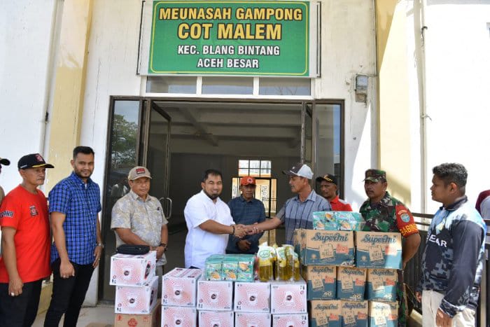 Penjabat (Pj) Bupati Aceh Besar Muhammad Iswanto menyerahkan bantuan masa panik kepada korban musibah kebakaran kios jualan dan sekaligus meninjau langsung lokasi kebakaran yang terjadi di Gampong (desa-red) Cot Malem, Kecamatan Blang Bintang, Aceh Besar, Rabu, (28/06/2023). (Foto: Ist)