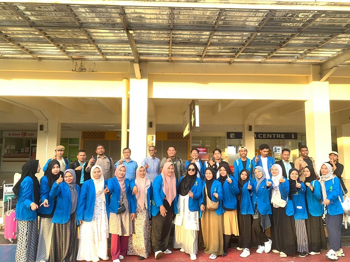 Sebanyak 27 Mahasiswa daari Fakultas Dakwah dan Komunikasi (FDK) Universitas Islam Negeri (UIN) Ar-Raniry resmi tiba di Tanah Air pada pukul 05.00 WIB sore hari di Bandara Sultan Iskandar Muda setelah mengikuti Kuliah Pengabdian Masyarakat (KPM) Internasional kolaboratif yang berlangsung selama 15 hari berlokasi di Pahang, Malaysia bentuk bekerjasama dengan Universitas Sultan Ahmad Syah. (Foto: Ist)