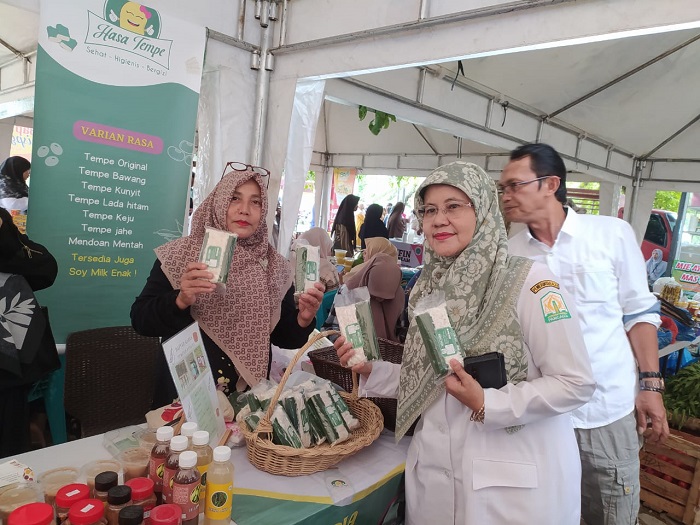 Kepala Dinas Pertanian dan Perkebunan Aceh, Cut Huzaimah Saaat Meninjau Kegiatan Gebyar Pasar Tani Aceh 2023. (Foto: Ist)