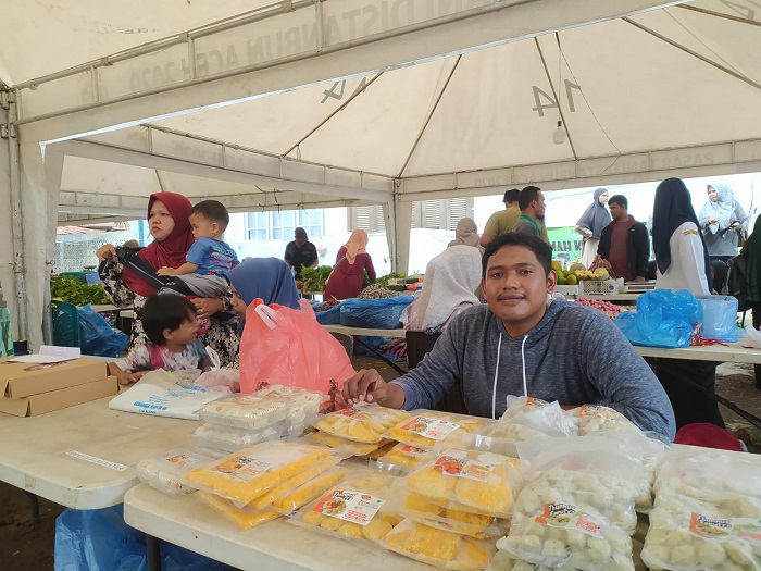 Saputra (Kanan) yakni salah satu pedagang atau produsen Usaha Mikro Kecil Menengah (UMKM) yang bergerak pada bidang olahan makanan. (Foto: Nukilan/Azril)