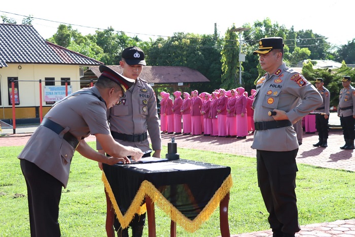 Kapolres Aceh Utara AKBP Deden Heksaputera S, S.I.K, Pimpin Upacara Serah Terima Jabatan 2 Kabag Dan 5 Kapolsek di Lapangan tribrata mapolres setempat pada Kamis pagi (8/6/2023). Hal itu sebagaimana telah ditetapkan dalam Surat Telegram Kapolda Aceh yang terbit dengan Nomor : Kep/152/V/2023 tanggal 26 Mei 2023. (Foto: Ist)