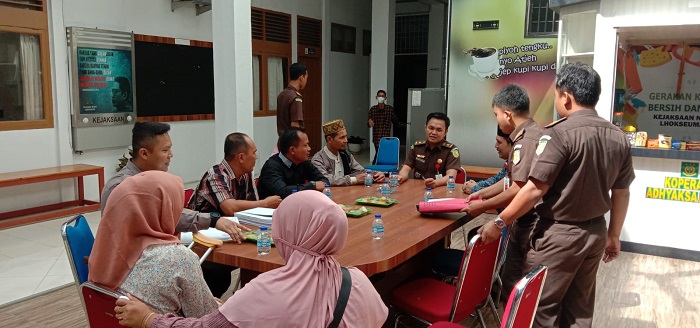 Satlantas Polres Lhokseumawe melimpahkan kasus kecelakaan di Desa Blang Pulo pada tahap II kepada Kejaksaan Negeri (Kejari) Lhokseumawe beserta tersangka dan barang bukti yang ditemukan dilokasi kejadian. (Foto: Ist)