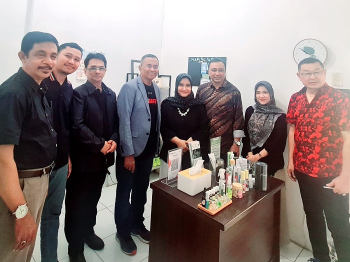 Dahlan Iskan, Dirut PLN (2009) dan juga Mentri BUMN (2011) di sela-sela kegiatan sebagai Plenary Lecturer pada The 5th Syiah Kuala International Conference (SKIC) In Conjunction With The 10th Aceh Internal Medic 2023 dengan Tema Preparing The Future Of Medicine: Adaptation, Innovation, Collaboration And Transformation, melakukan kunjungan ke ARC-PUIPT Nilam Aceh Universitas Syiah Kuala (USK), Sabtu, (10/6/2023). (Foto: Ist)