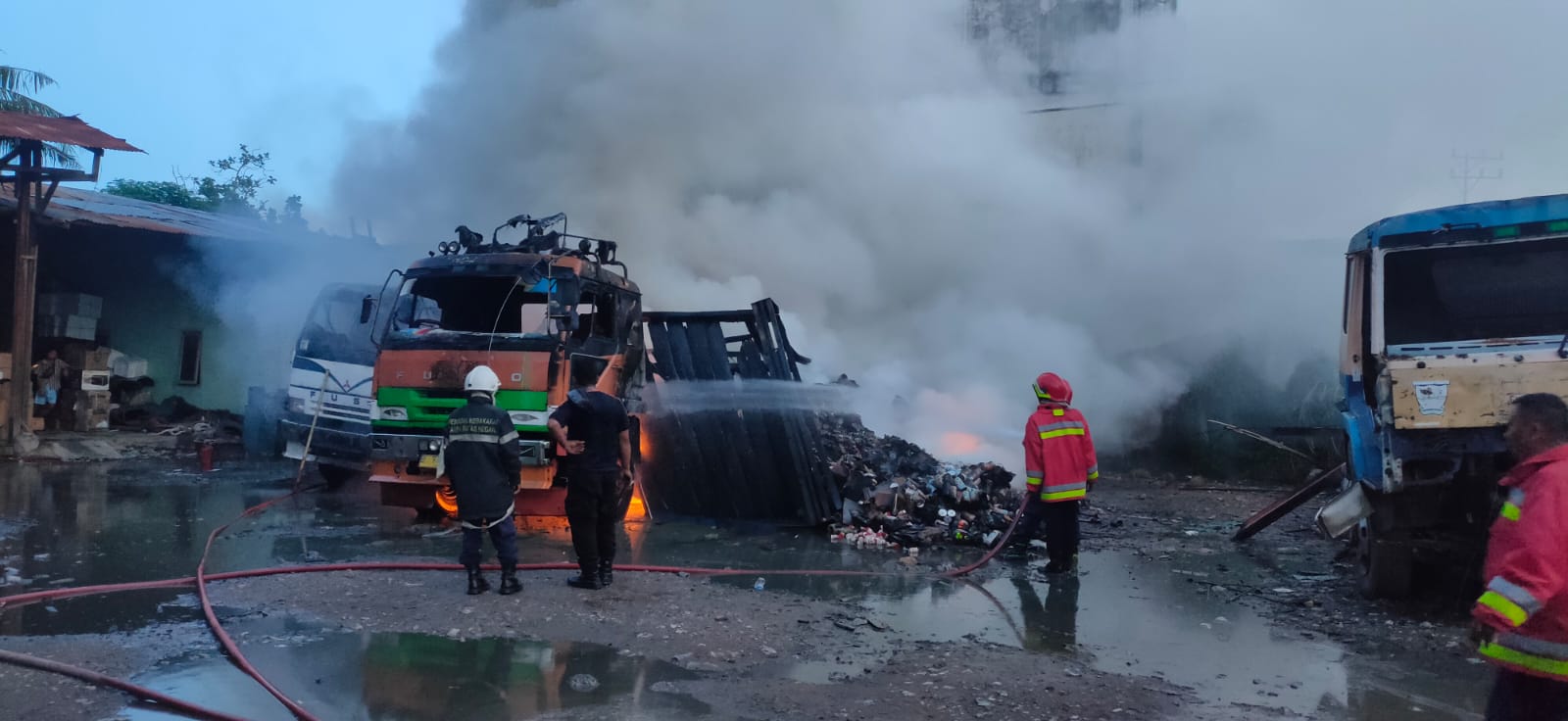 Dua Unit Truk di Banda Aceh Terbakar