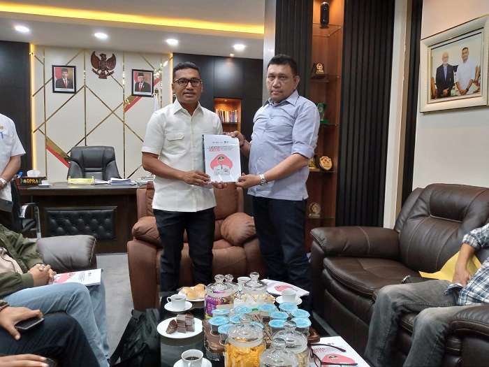Tim Kelompok Kerja (Pokja) V Masyarakat Sipil yang merupakan organisasi masyarakat yang terdiri dari Masyarakat Transparasi Aceh (MaTA), Wahana Lingkungan Hidup Indonesia (Walhi), Lembaga Bantuan Hukum (LBH) Banda Aceh, Katahati Institute dan Flower Aceh mengunjungi Kantor Sekretariat Dewan Perwakilan Rakyat Aceh (DPRA) guna menyerahkan catatan kritis hasil evaluasi kinerja satu tahun Penjabat (Pj) Gubernur Aceh saat ini yakni Achmad Marzuki pada Rabu (14/6/2023). (Foto: Nukilan/Azril)