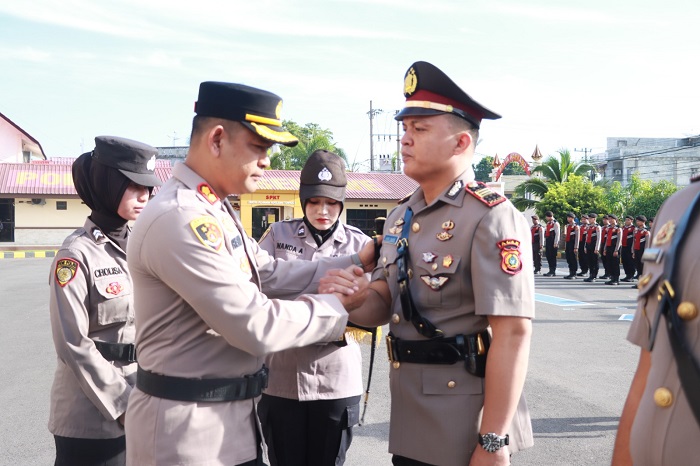Kapolres Lhokseumawe AKBP Henki Ismanto, SIK memimpin upacara serah terima jabatan (Sertijab) dua kasat dan enam kapolsek, acara tersebut berlangsung di lapangan apel Satya Haprabu Polres Lhokseumawe, Rabu (14/5/2023) pagi.