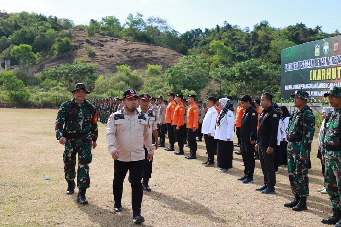 Pj Bupati Aceh Besar Muhammad Iswanto SSTP MM melakukan pemeriksaan pasukan dan personel Apel Kesiapsiagaan Penanggulangan Bencana Kebakaran Hutan dan Lahan tahun 2023, di Lapangan Sepak Bola Gampong Meunasah Mon Kecamatan Mesjid Raya, Kamis (15/06/2023) pagi.
(FOTO: PROKOPIM PEMKAB ACEH BESAR)