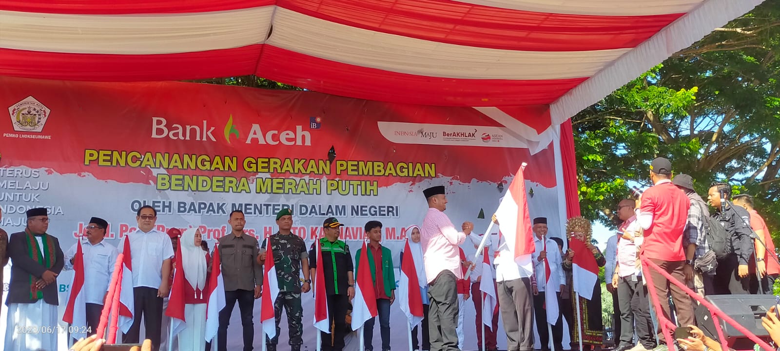Sambut HUT RI, Tokoh dan Remaja Prestasi di Lhokseumawe Terima 1000 Bendera