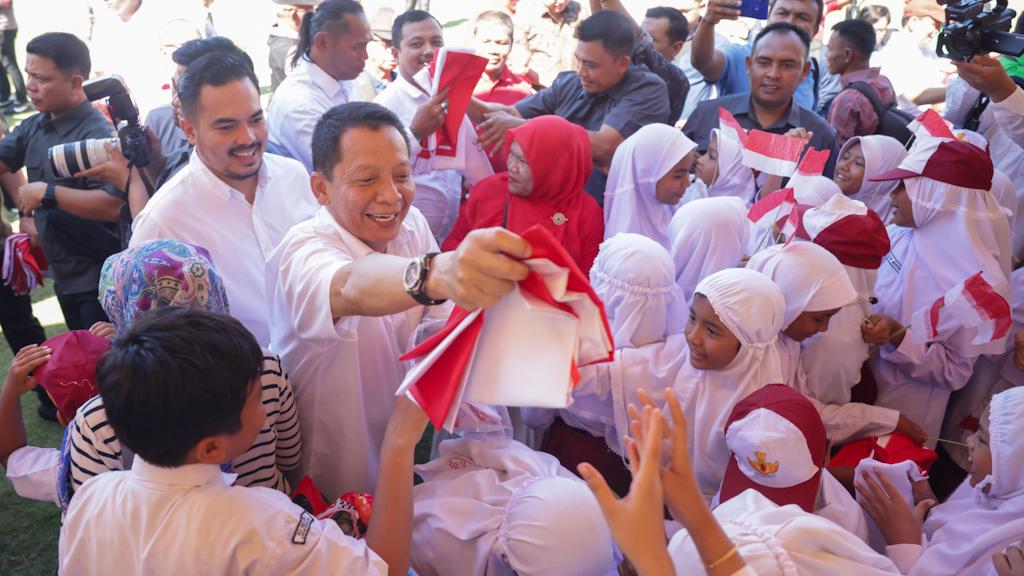 Kemendagri dan Pemerintah Aceh Canangkan Pembagian Bendera Merah Putih di Kota Lhokseumawe