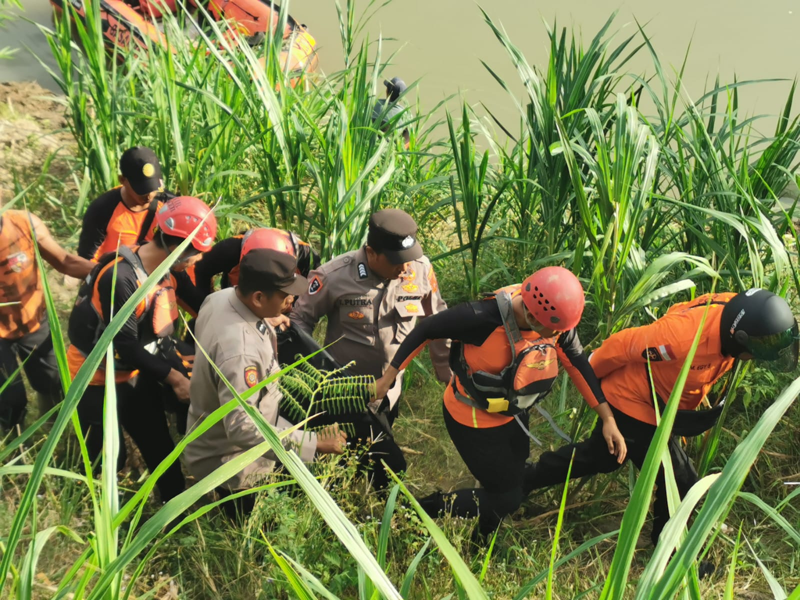 Anak Laki-Laki Ditemukan Meninggal Dunia Setelah Hanyut di Sungai Desa Niron