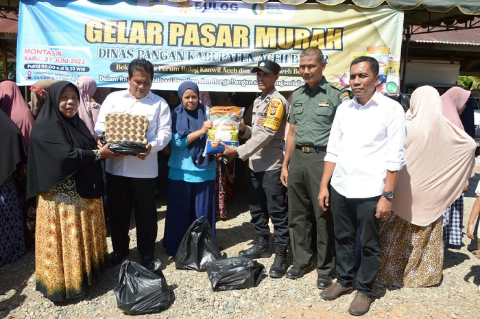 Pemerintah Kabupaten Aceh Besar bekerjasama dengan Perum Bulog Kanwil Aceh menggelar pasar murah di Masjid Al Ikhtiar, Gampong Empe Tunong, Montasik, Aceh Besar, Rabu (20/6/2023). (Foto: Ist)