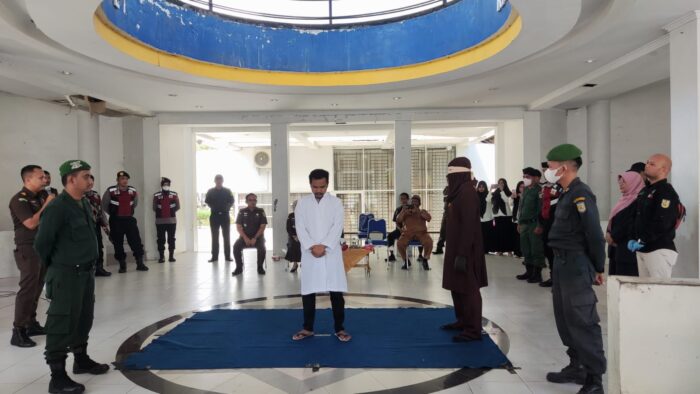 Kejari Banda Aceh Eksekusi Cambuk 6 Orang Pelanggar Syariat Islam