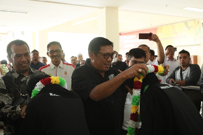 Kepala Dinas Pendidikan Aceh, Drs. Alhudri, MM beserta rombongan menyambut Kepulangan Atlet Karate Aceh yang baru tiba dari keikutsertaan mereka pada ajang Karate Internasional Milo Open Championship Malaysia 2023. (Foto: Ist)
